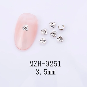 Détail macro de strass de 3,5 mm en trèfle et bijoux d'ongles MZH-9251 scintillants