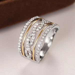 Makroaufnahme von zweifarbigem Luxusring mit Zirkonia-Mikropflaster und Flechtdesign