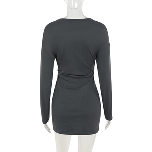 Vue arrière de la robe en tricot gris foncé ajustée avec manches longues et taille