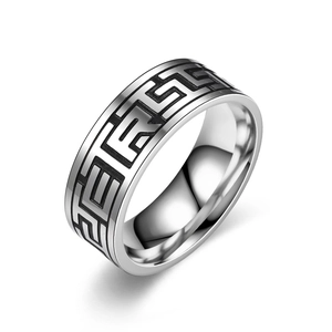 Vue détaillée d'une bague en acier titane argenté avec motif de méandre grec noir