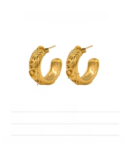 Vue détaillée des boucles d'oreilles en acier doré avec motifs célestes