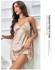 Détail de la nuisette en satin champagne montrant la texture soyeuse et bretelles