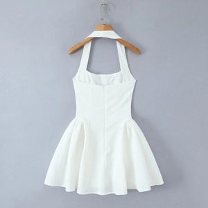 Ärmelloses rückenfreies weißes Neckholder-Kleid mit tailliertem Schnitt und ausgestelltem Rock