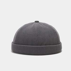 Bonnet docker gris minimaliste en velours côtelé avec texture côtelée pour l'automne.