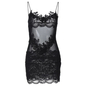 Détail de dentelle noire transparente et de maille sur une robe moulante sexy