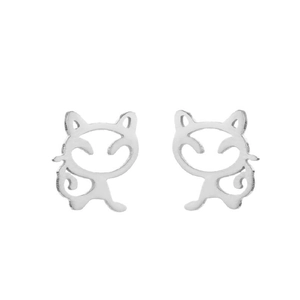 Detalle de pendientes de acero plateado con forma de gato y zorro calados