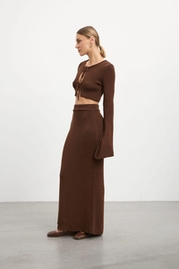 Vue latérale de l'ensemble tricoté marron avec haut court à lacets et jupe à taille haute