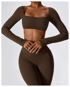 Détail de l'ensemble de yoga marron foncé avec col carré et tissu de sport élastique
