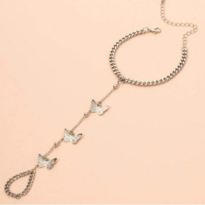 Bracelet bague main argenté avec pendentifs papillons et chaîne à maillons gourmette