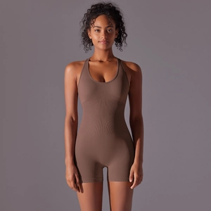 Détail d'un body de sport marron sans couture avec texture côtelée et dos nageur