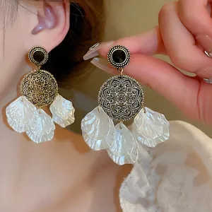 Boucles d'oreilles rétro style palais avec filigrane doré et pétales de nacre