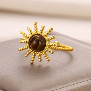 Bague vintage ajustable en or avec pierre naturelle d'ambre et détails de rayons de soleil
