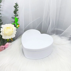 Elegante joyero blanco en forma de corazón con espejo sobre un fondo de felpa suave