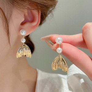 Elegant fishtail pearl earrings with gold metal texture for a stylish French ins style