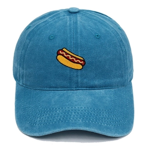 Détail de la broderie de hot-dog sur une casquette en coton lavé bleu foncé pour extérieur