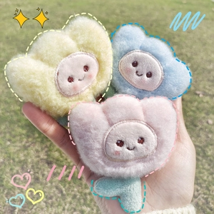 Trois broches tulipes en peluche colorées avec sourires en rose, bleu et jaune