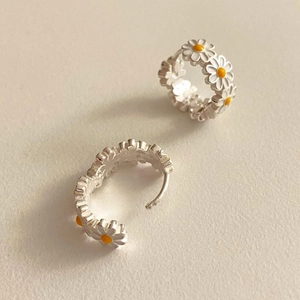 Close-up of 925 sterling silver daisy stud earring with yellow heart and white petals