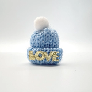 Blaue Strickmütze für Weihnachten mit weißem Bommel und goldenem LOVE-Glitzer-Aufdruck