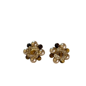 Elegante vergoldete Blumenohrstecker mit Zirkon-Perlen und CC-Logo-Design
