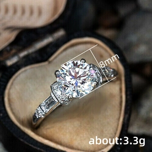 Klassieke 8mm zirkonia verlovingsring gepresenteerd in een hartvormig juwelendoosje