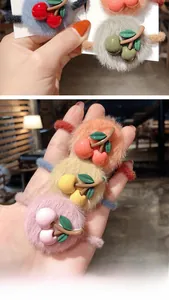 Dettaglio macro di elastici per capelli a ciliegia in peluche e morbida ecopelliccia