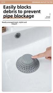 Vista macro di un filtro per lavandino in silicone grigio che filtra i detriti nel lavabo
