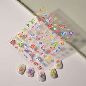 Détail des stickers d'ongles monstres en relief 5D et motifs de lettres colorées