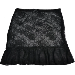 Vue détaillée d'une mini-jupe en dentelle noire avec motifs floraux et petit noeud
