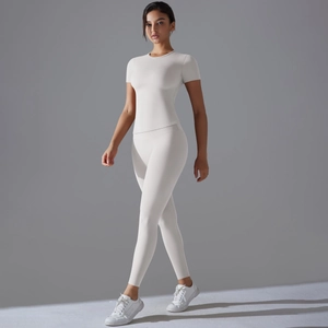 Completo yoga ad asciugatura rapida con t-shirt a maniche corte e leggings a vita alta crema