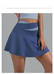 Detailweergave van de overlappende hoge taille van de marineblauwe sportieve skort
