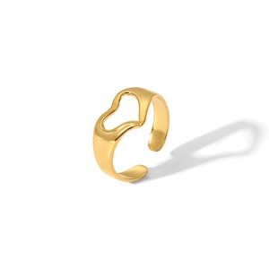 Vue détaillée d'une bague ouverte dorée en forme de cœur avec design ajouré