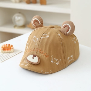 Dettaglio del cappello da orsetto per neonati con orecchie 3D e ricamo HELLOBEAR
