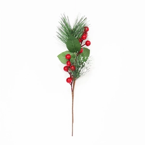Ramo di Natale artificiale con bacche rosse aghi di pino e decorazione di neve