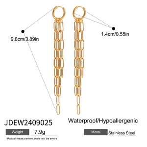 Vue détaillée des longues boucles d'oreilles à pampilles avec dimensions et détails