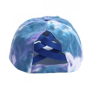 Dettaglio cappellino tie-dye con fasce elastiche incrociate per coda di cavallo alta