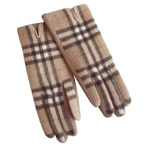Eleganti guanti invernali da donna in lana beige a quadri con dita touch screen su bianco