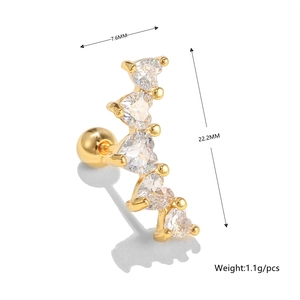 Dettaglio macro del piercing all'orecchio a cuore con zircone e misura di 22,2 mm
