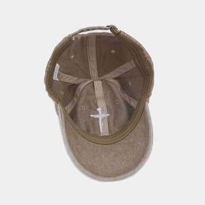 Khaki Distressed-Baseballkappe aus Baumwolle mit Stickerei und Metallverschluss