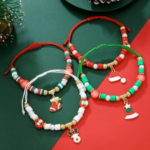 Gros plan de bracelets de Noël faits main avec perles colorées et breloques de fêtes