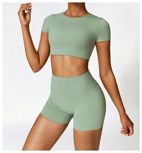 Détail du haut court vert clair et du short de yoga de compression à taille haute