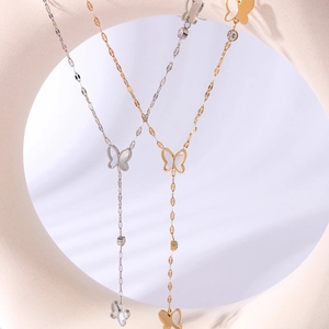 Eleganti collane a farfalla in oro 18 carati e argento con inserto in madreperla e zirconi