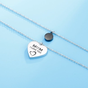 Collana doppia in argento con ciondolo a cuore inciso MOM e pendente rotondo nero