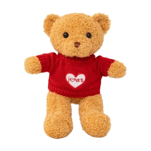 Ours en peluche marron avec pull rouge tricoté et broderie coeur Loves sur fond blanc