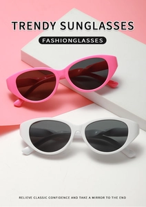 Detailansicht der rosa-weißen Cat-Eye-Sonnenbrille mit ovalem Rahmen auf passendem Hintergrund