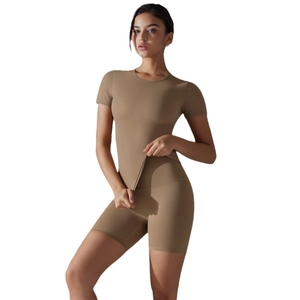 Ensemble de yoga séchage rapide pour femmes en café avec haut et short sport