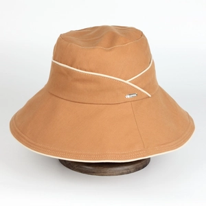 Détail du chapeau de soleil en coton camel avec structure multicouche et plaque logo