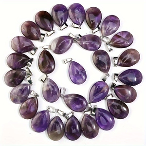Natürliche Amethyst Anhänger in Birnenform mit Silberösen auf weißem Hintergrund