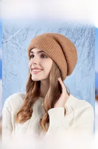 Dettaglio del berretto in maglia grossa color caramello con risvolto per l'inverno