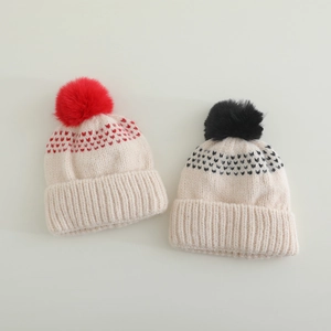 Bonnets tricotés hiver pour enfants avec pompons en fausse fourrure et motifs cœurs