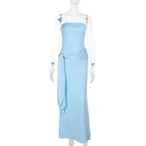 Détail de robe longue moulante bleu ciel avec taille nouée et design bustier sans bretelles